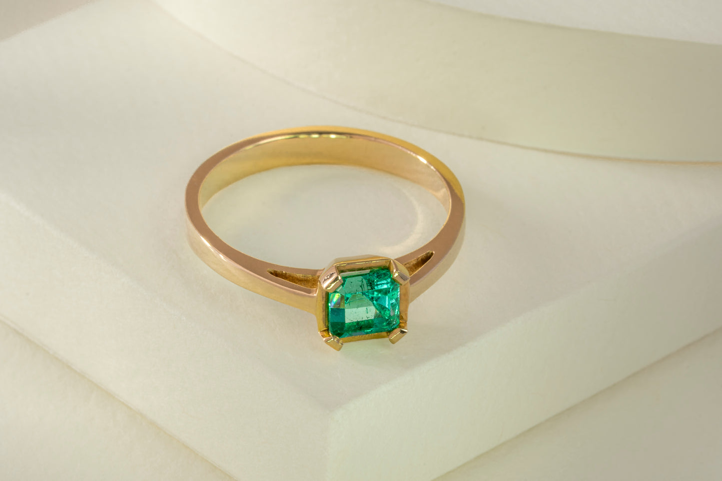 Anillo solitario oro amarillo con esmeralda - ANA107