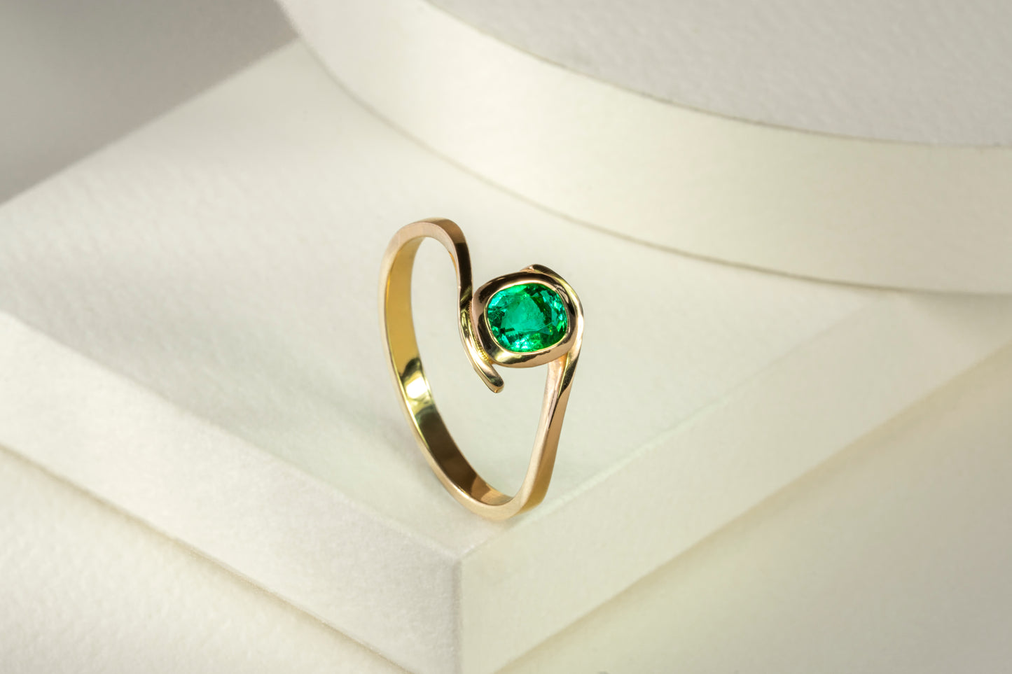 Anillo solitario oro amarillo con esmeralda - ANA109