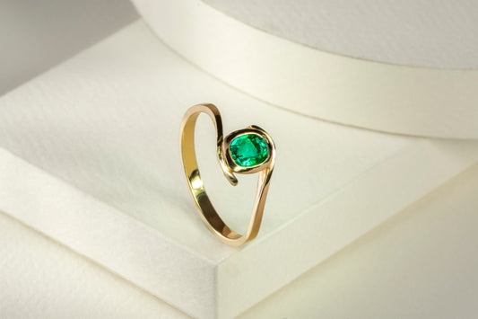 Anillo solitario oro amarillo con esmeralda - ANA109