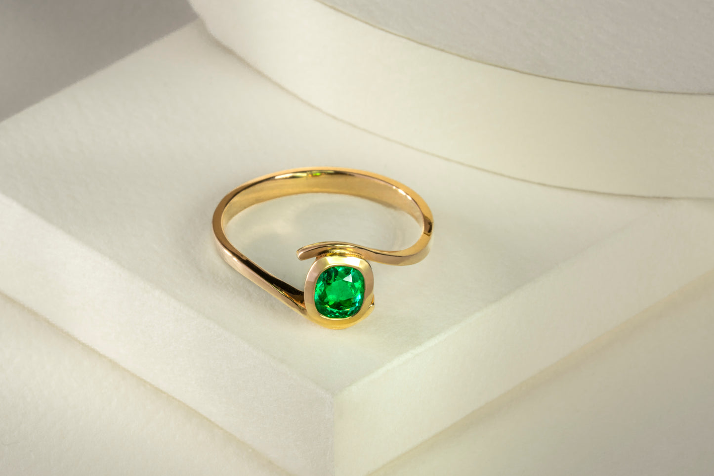 Anillo solitario oro amarillo con esmeralda - ANA109