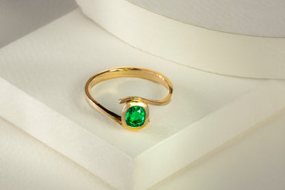 Anillo solitario oro amarillo con esmeralda - ANA109