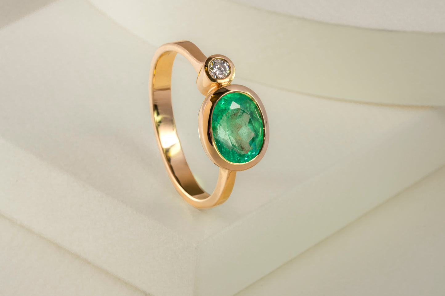Anillo oro amarillo con esmeralda y diamante naturales - ANA111