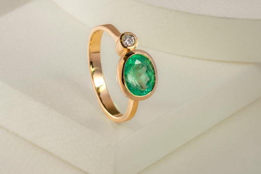 Anillo oro amarillo con esmeralda y diamante naturales - ANA111