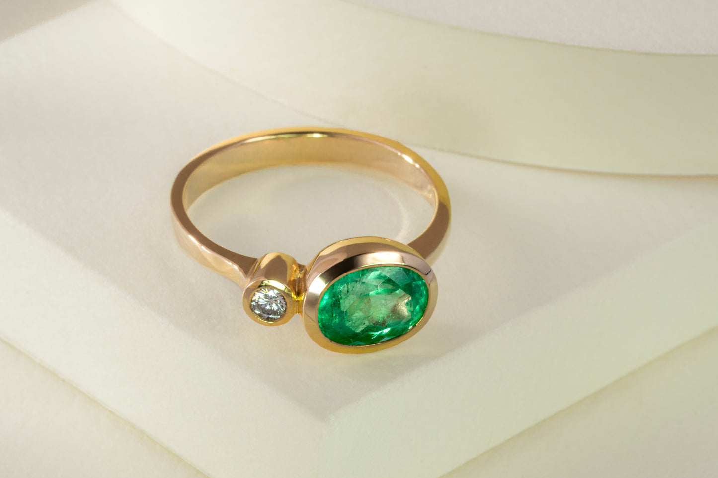 Anillo oro amarillo con esmeralda y diamante naturales - ANA111