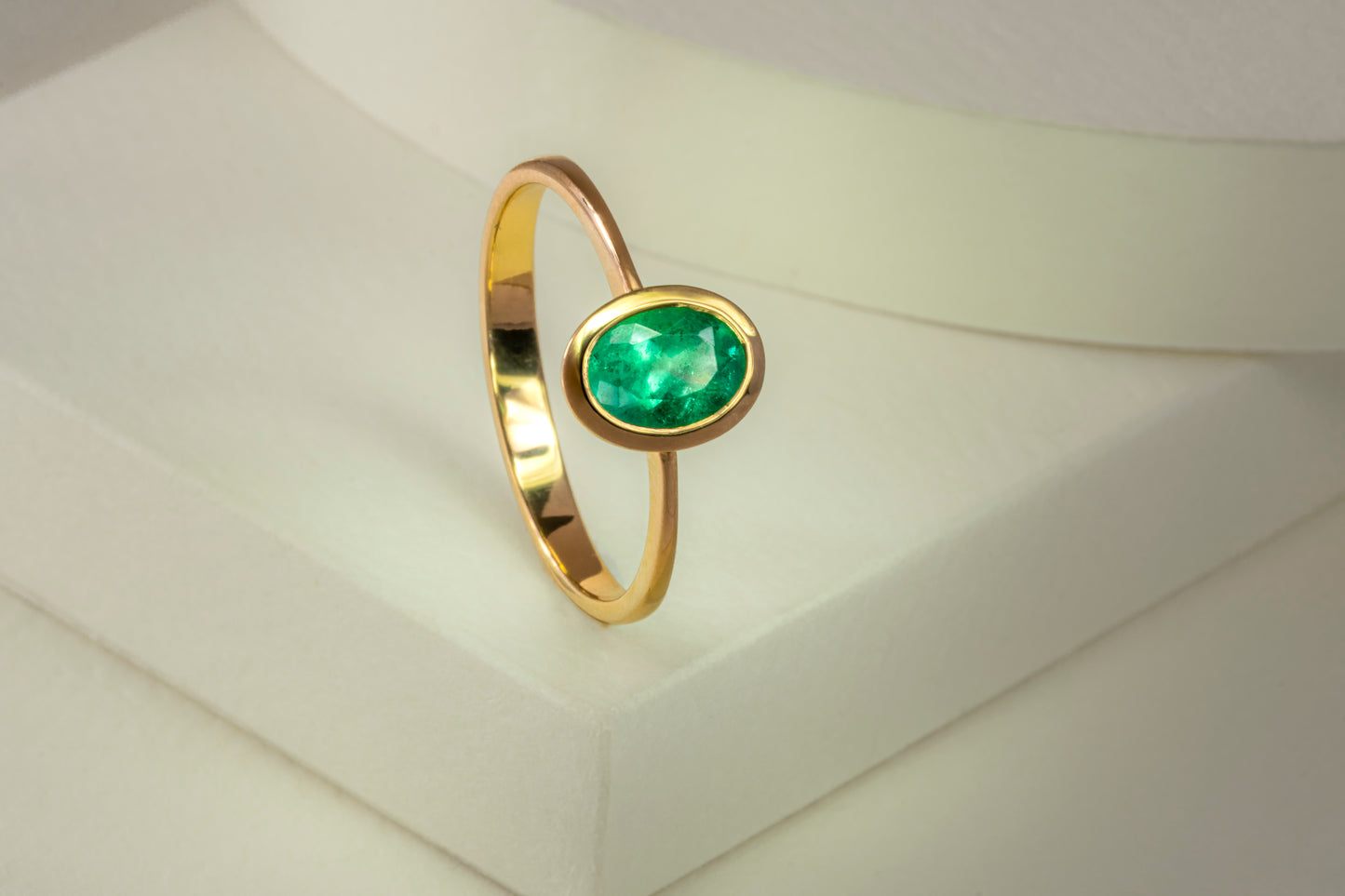 Anillo solitario oro amarillo con esmeralda - ANA113
