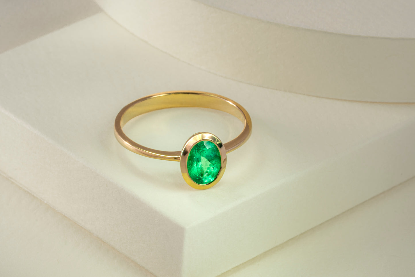 Anillo solitario oro amarillo con esmeralda - ANA113
