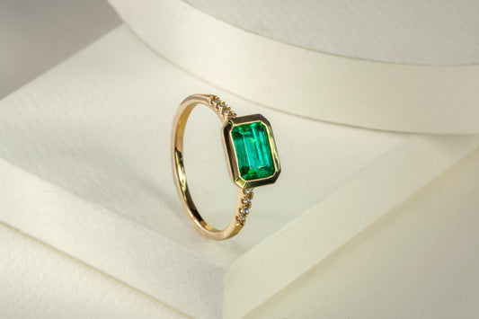 Anillo oro amarillo con esmeralda y diamantes naturales - ANA116
