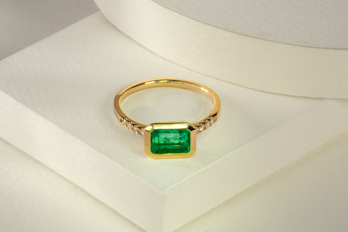 Anillo oro amarillo con esmeralda y diamantes naturales - ANA116