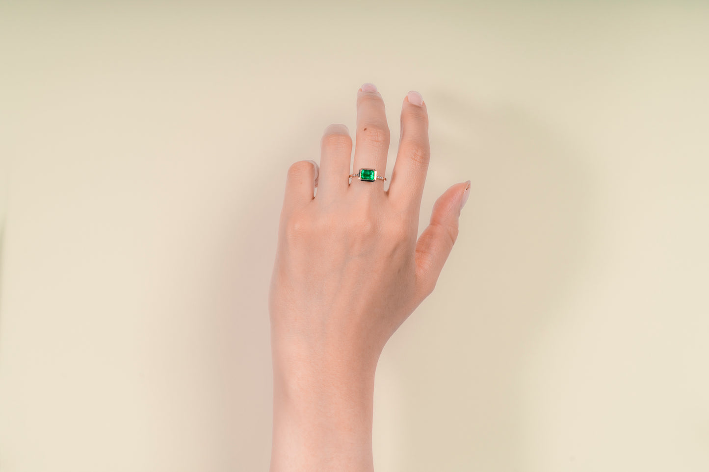 Anillo oro amarillo con esmeralda y diamantes naturales - ANA116