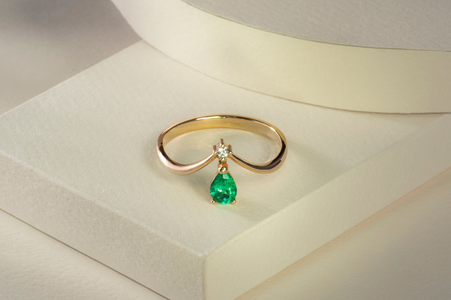 Anillo oro amarillo con esmeralda y diamantes naturales - ANA118