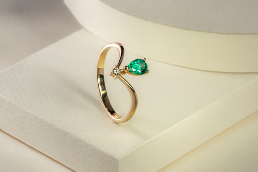 Anillo oro amarillo con esmeralda y diamantes naturales - ANA118