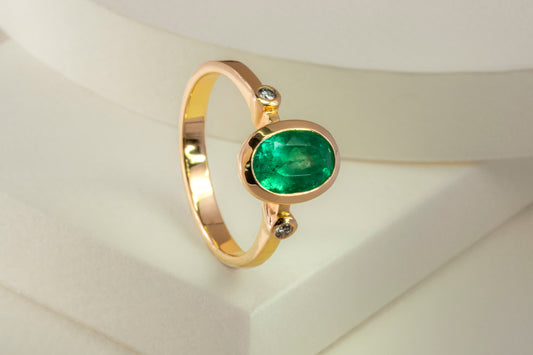 Anillo oro amarillo con esmeralda y diamantes naturales - ANA121