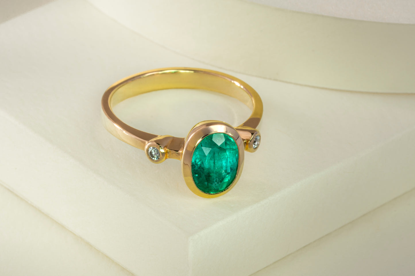 Anillo oro amarillo con esmeralda y diamantes naturales - ANA121