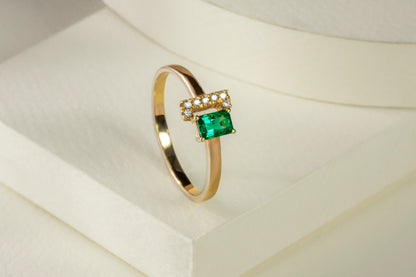 Anillo oro amarillo con esmeralda y diamantes naturales - ANA122