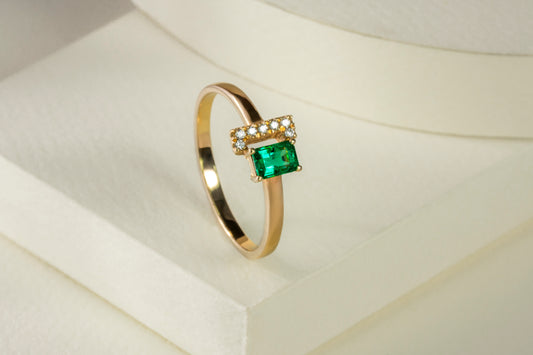 Anillo oro amarillo con esmeralda y diamantes naturales - ANA122