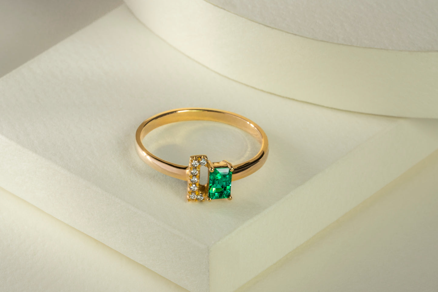 Anillo oro amarillo con esmeralda y diamantes naturales - ANA122