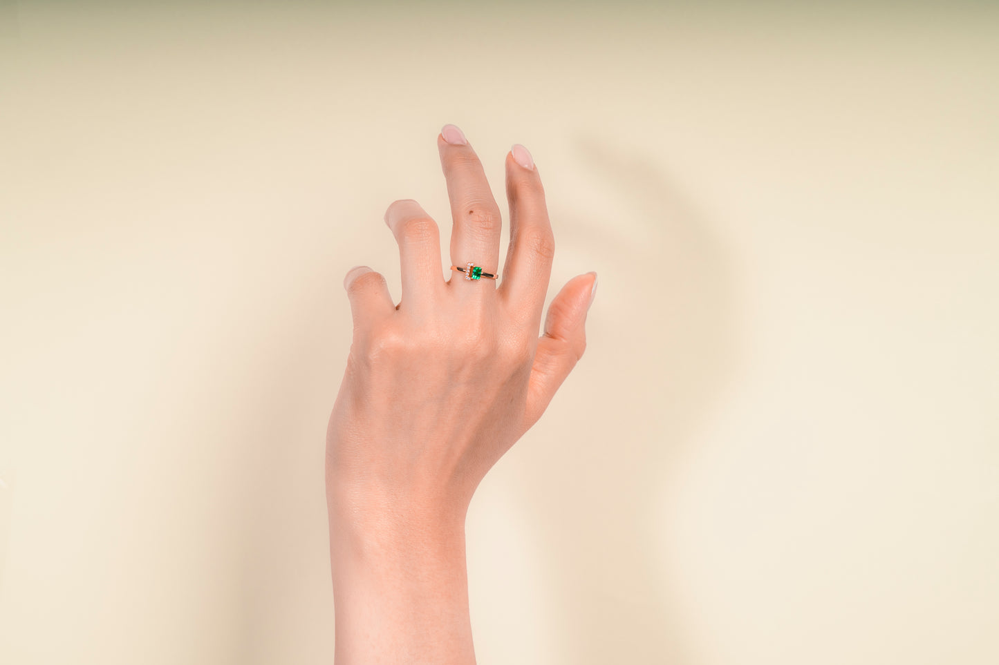 Anillo oro amarillo con esmeralda y diamantes naturales - ANA122