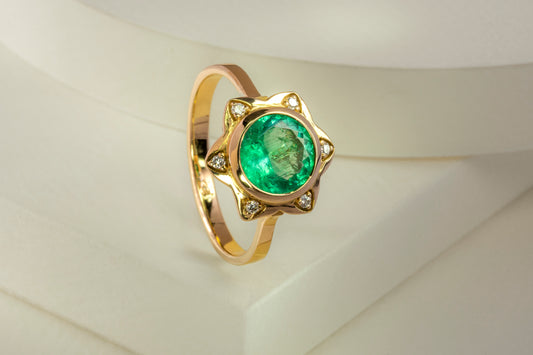 Anillo oro amarillo con esmeralda y diamantes - ANA123