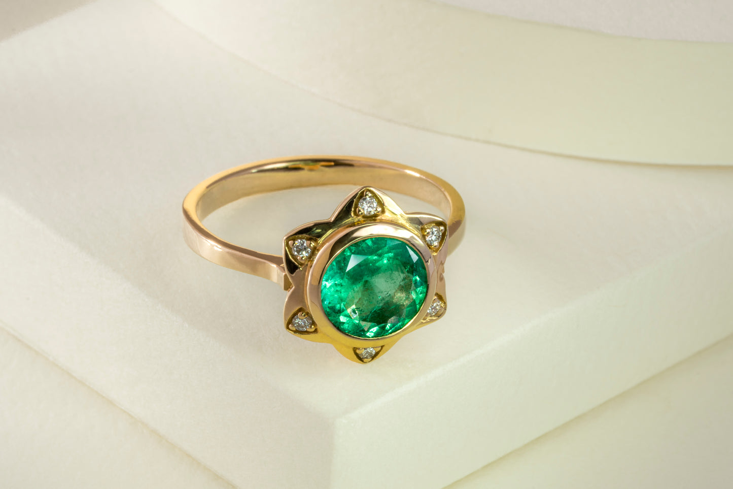 Anillo oro amarillo con esmeralda y diamantes - ANA123