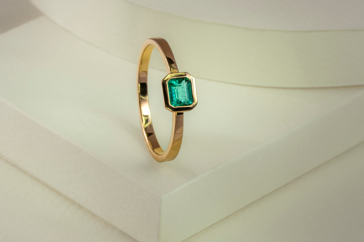 Anillo solitario oro amarillo con esmeralda - ANA129