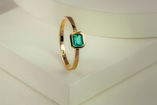 Anillo solitario oro amarillo con esmeralda - ANA129
