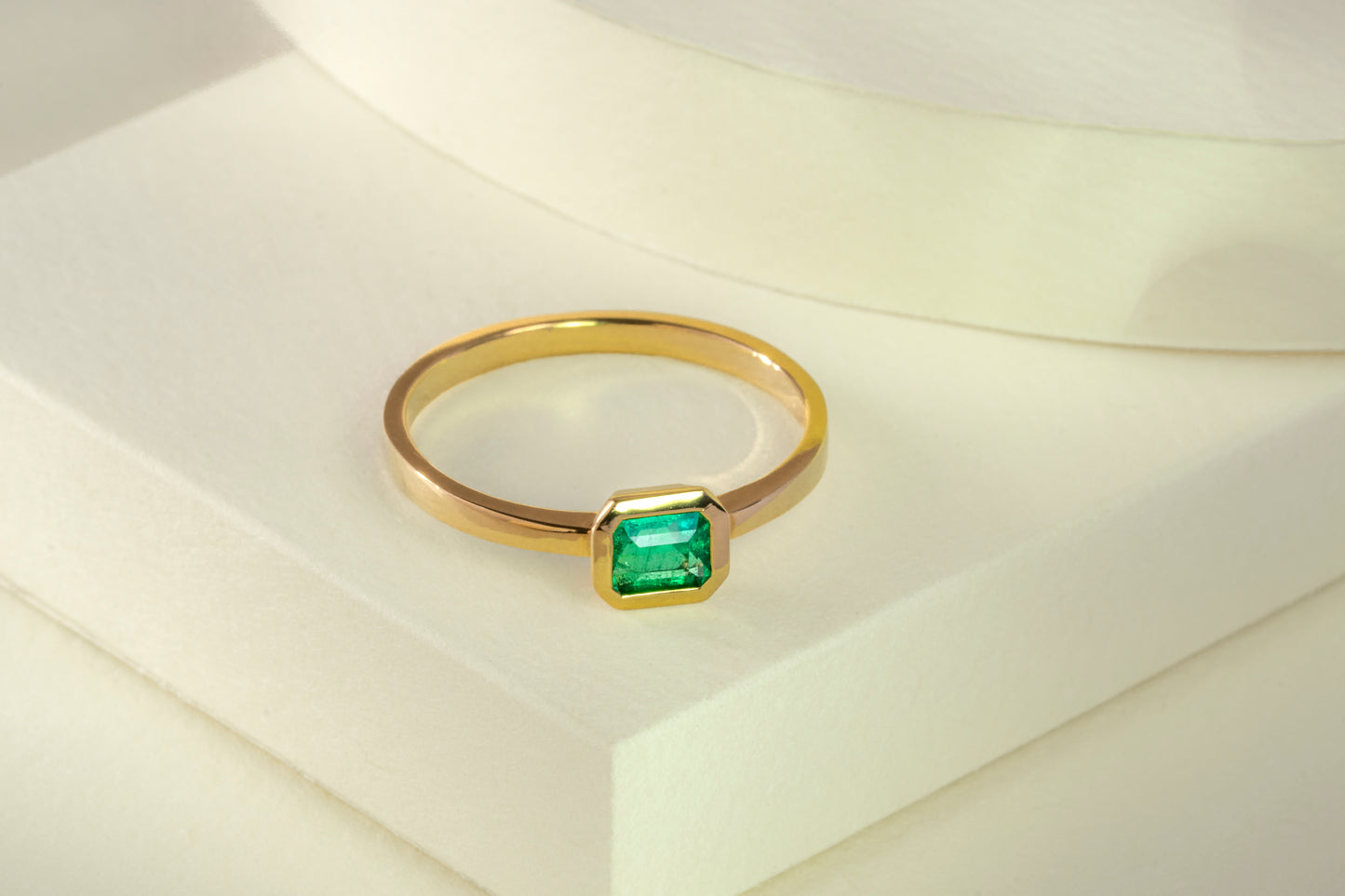 Anillo solitario oro amarillo con esmeralda - ANA129