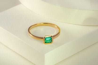 Anillo solitario oro amarillo con esmeralda - ANA129