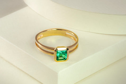 Anillo solitario oro amarillo con esmeralda natural - ANA130