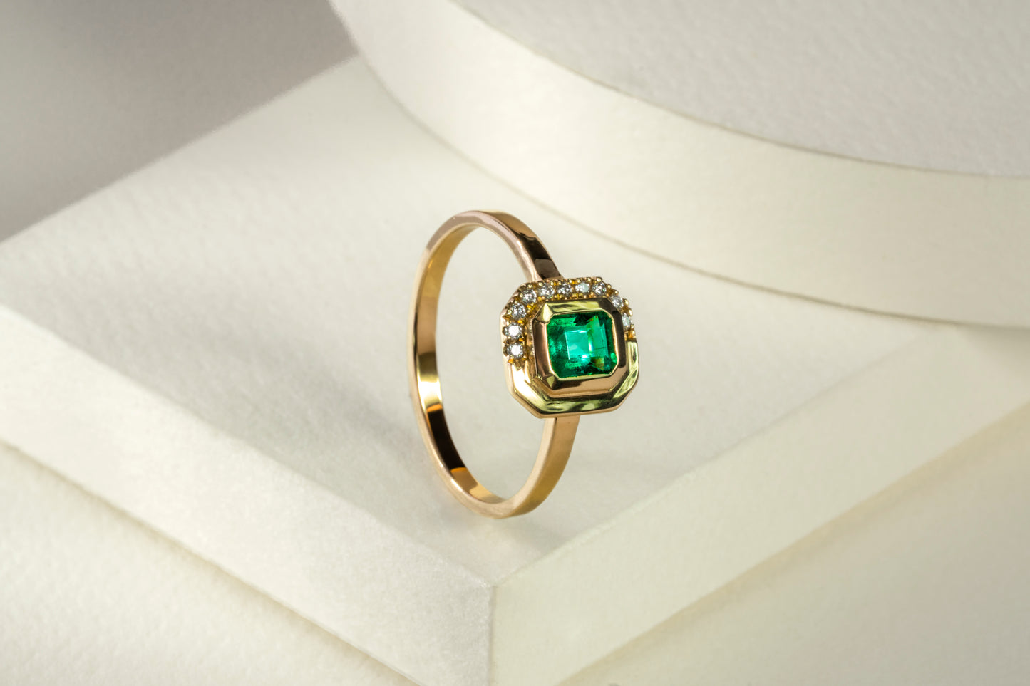 Anillo oro amarillo con esmeralda y diamantes naturales - ANA132