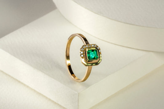 Anillo oro amarillo con esmeralda y diamantes naturales - ANA132