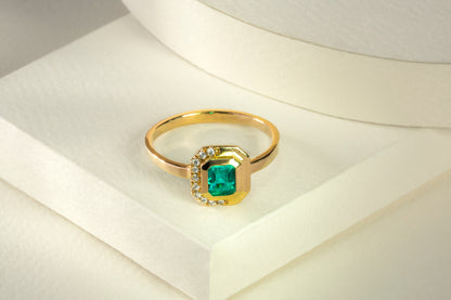 Anillo oro amarillo con esmeralda y diamantes naturales - ANA132