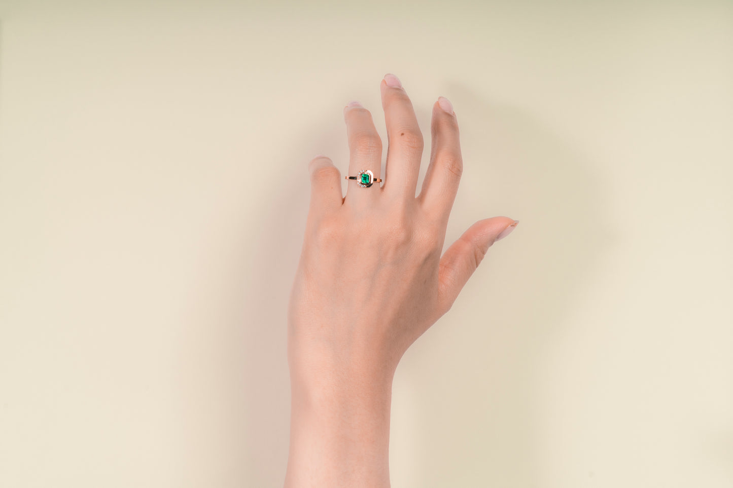 Anillo oro amarillo con esmeralda y diamantes naturales - ANA132