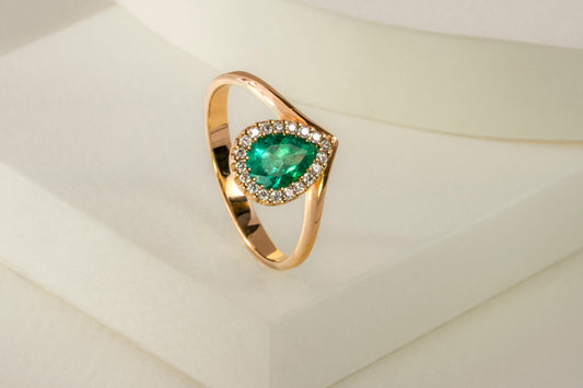 Anillo cluster oro amarillo con esmeralda y diamantes naturales - ANA134