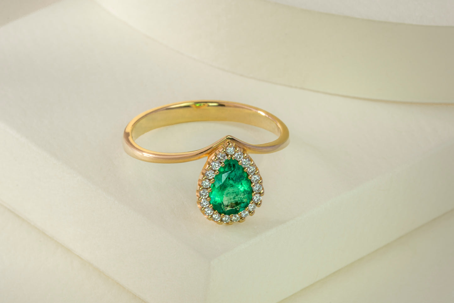 Yellow gold cluster ring with emerald and natural diamonds - ANA134