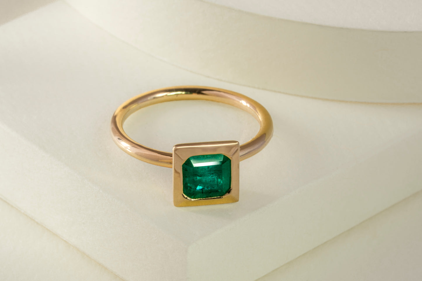 Anillo solitario oro amarillo con esmeralda - ANA135