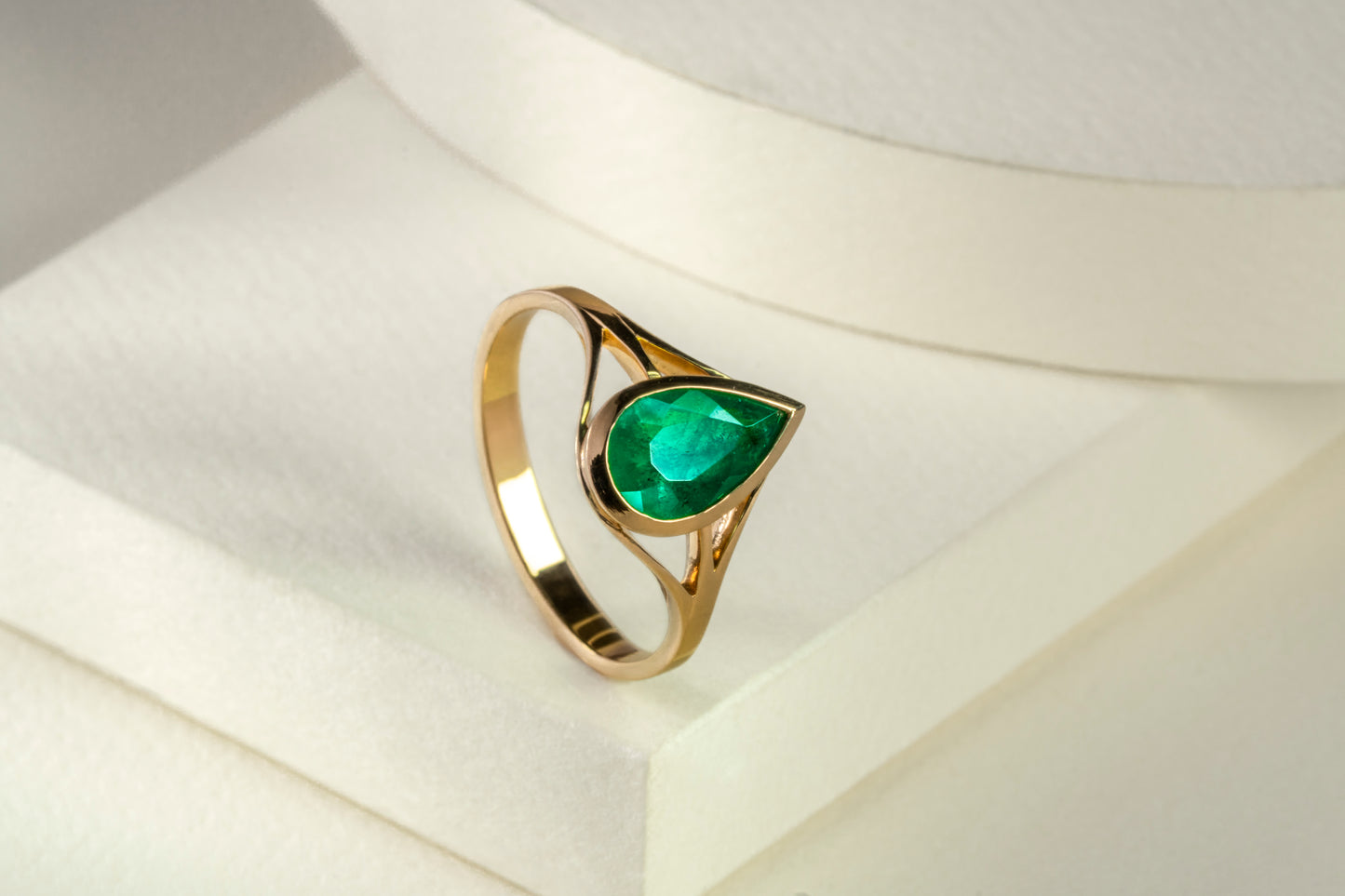 Anillo oro amarillo con esmeralda natural - ANA139