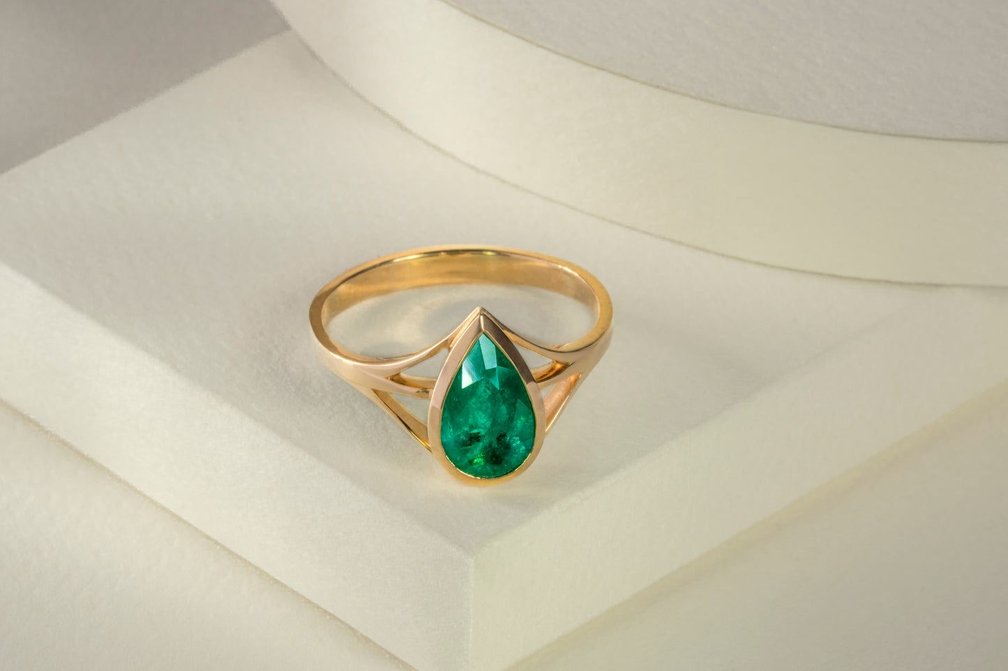 Anillo oro amarillo con esmeralda natural - ANA139
