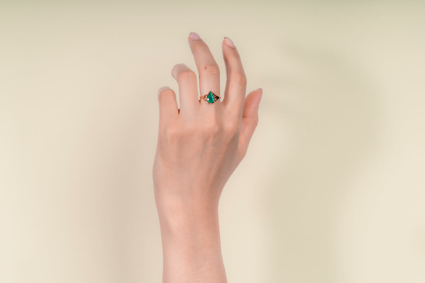 Anillo oro amarillo con esmeralda natural - ANA139