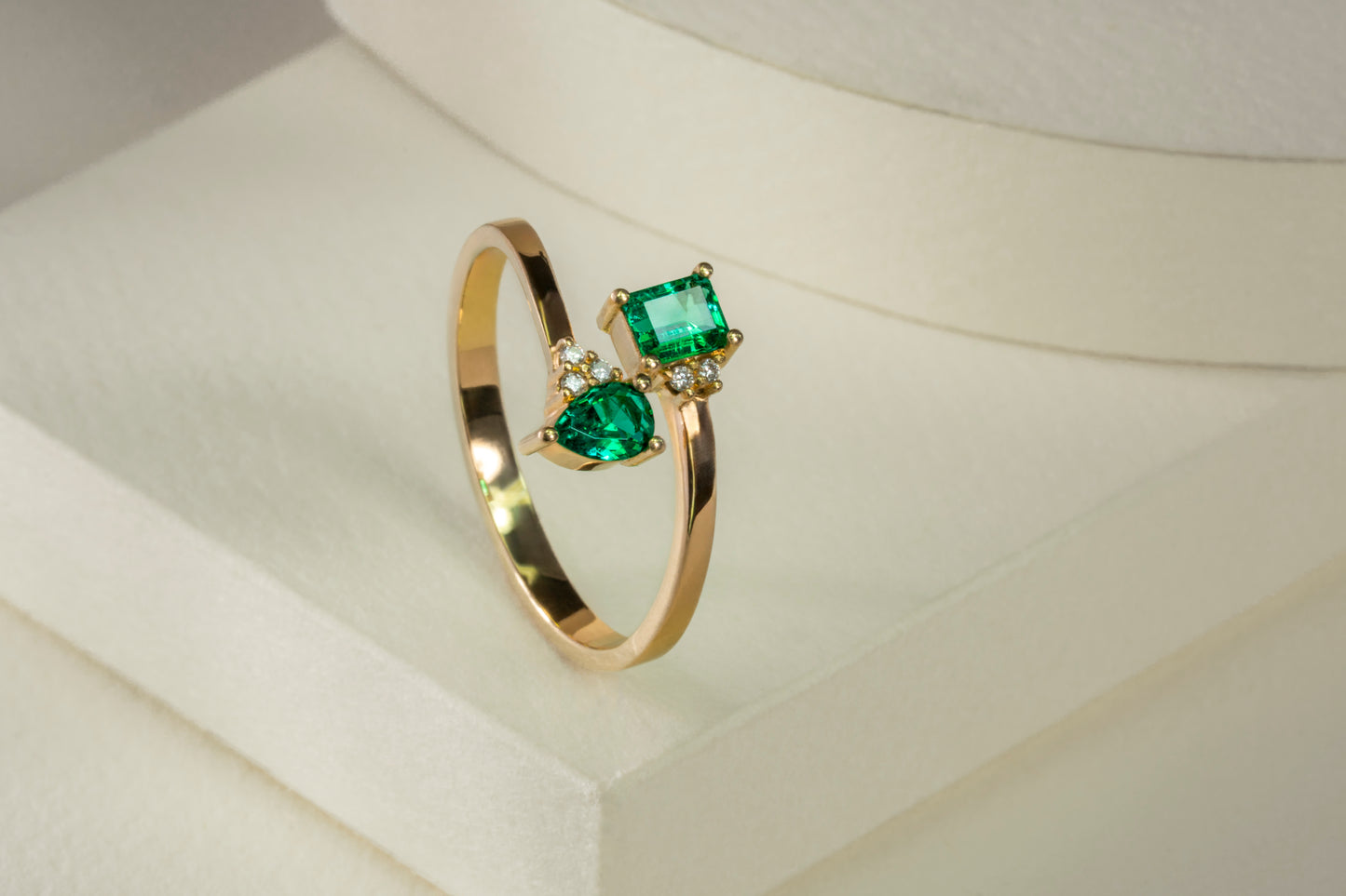 Yellow gold open ring with emerald and natural diamonds - ANA140