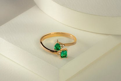 Yellow gold open ring with emerald and natural diamonds - ANA140