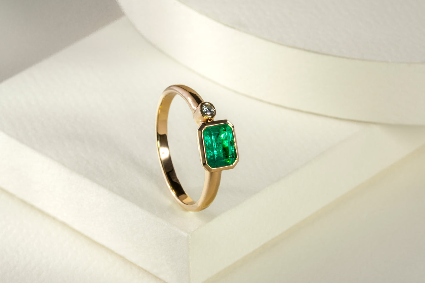 Anillo oro amarillo con esmeralda y diamante naturales - ANA147