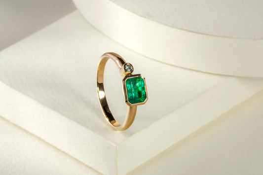 Anillo oro amarillo con esmeralda y diamante naturales - ANA147