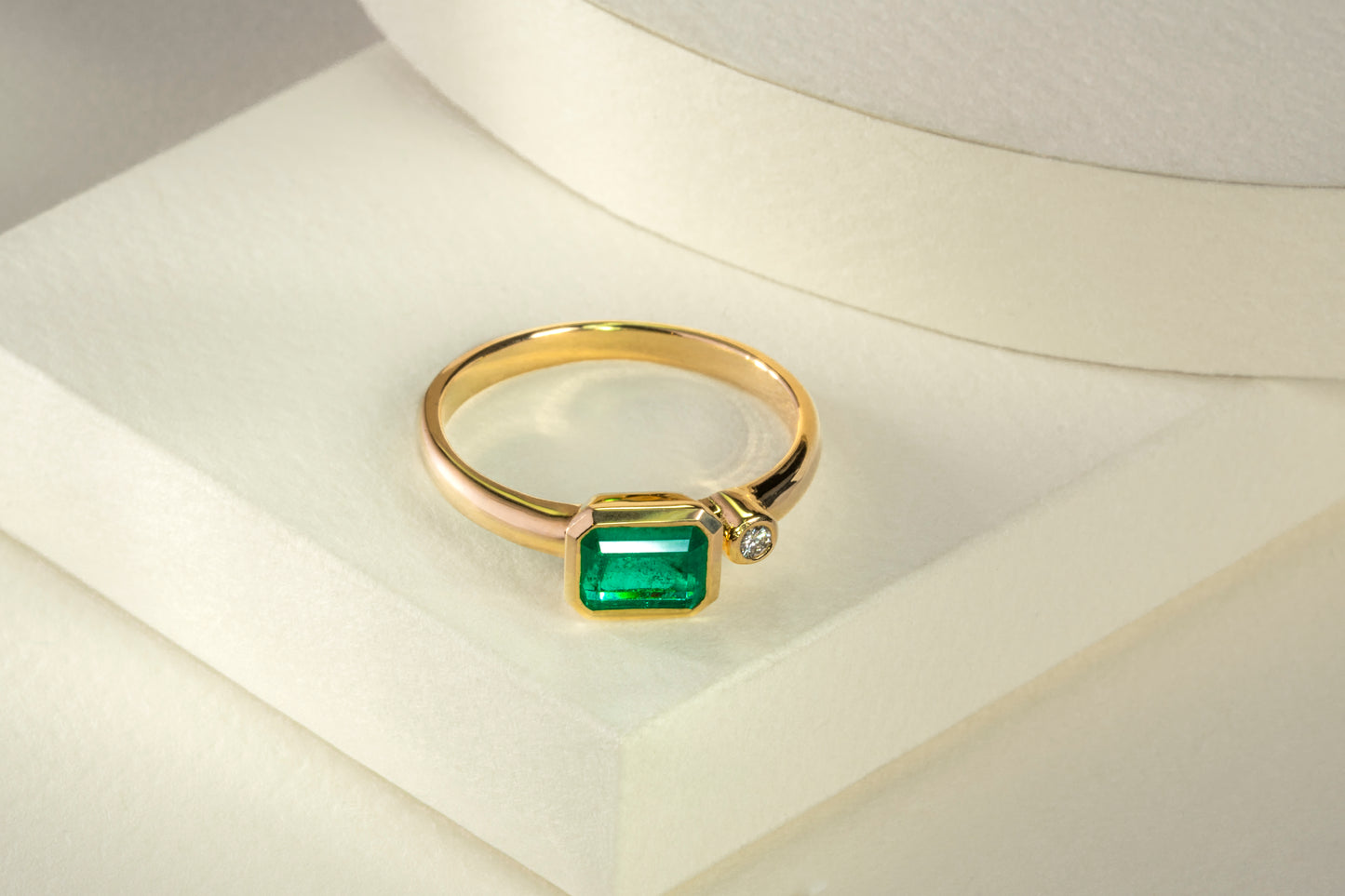 Anillo oro amarillo con esmeralda y diamante naturales - ANA147
