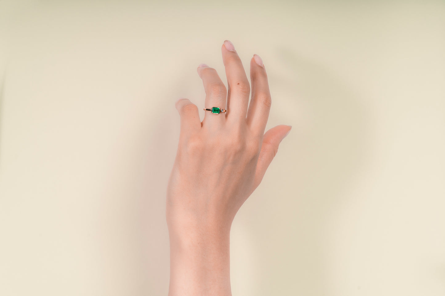 Anillo oro amarillo con esmeralda y diamante naturales - ANA147