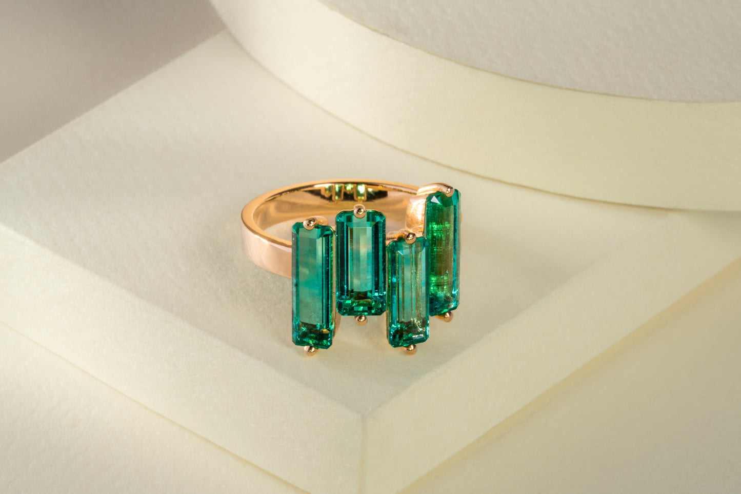 Anillo oro amarillo con esmeraldas naturales - ANA149