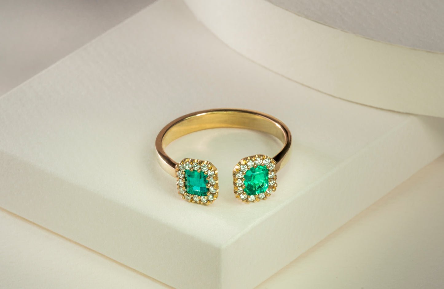 Yellow gold cluster ring with emerald and natural diamonds - ANA150