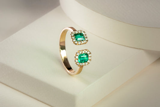 Anillo cluster oro amarillo con esmeralda y diamantes naturales - ANA150