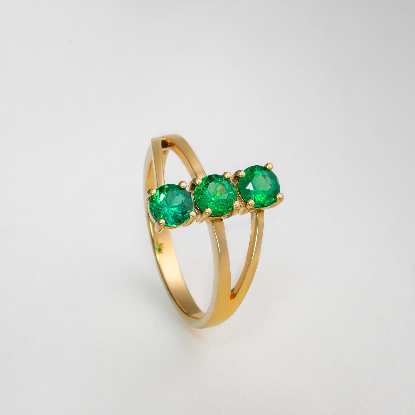 Anillo oro amarillo con esmeraldas naturales - ANA163