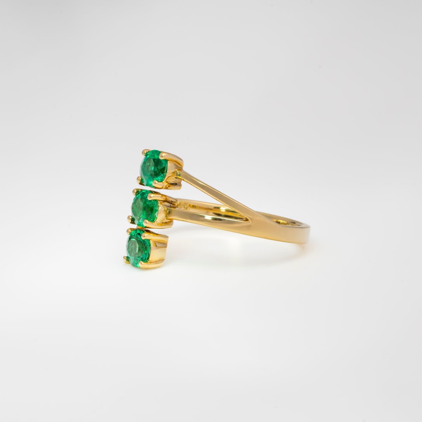 Anillo oro amarillo con esmeraldas naturales - ANA163