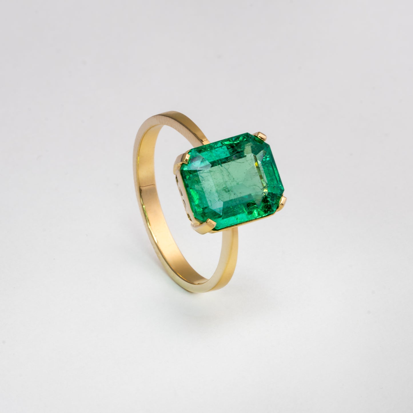 Anillo en oro amarillo con esmeralda natural - ANA169